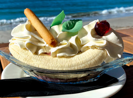 Banana split chantilly servi en terrasse face à la plage des Sablettes, Crêperie Les Deux Frères La Seyne-sur-Mer
