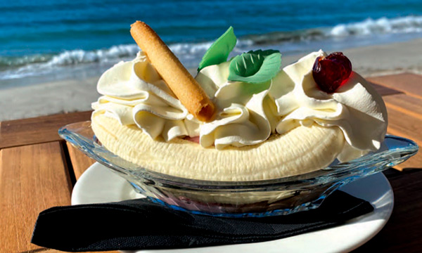 Banana split avec chantilly, cerise et gaufrette, servi en terrasse face à la plage des Sablettes, Crêperie Les Deux Frères