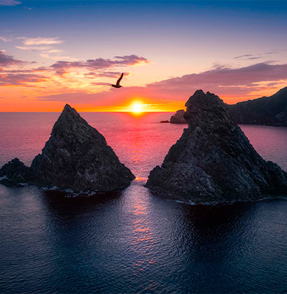 Les deux rochers des Deux Frères au coucher de soleil, symbole de la Crêperie Les Deux Frères à La Seyne-sur-Mer