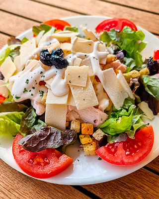 Salade composée avec poulet, tomates, croûtons, fromage et olives, menu brasserie Crêperie Les Deux Frères