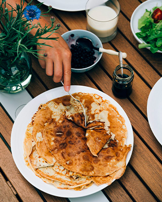 Galette de sarrasin dorée tenue à la fourchette, spécialité bretonne de la Crêperie Les Deux Frères à La Seyne-sur-Mer