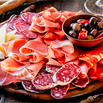 Plateau charcuterie brasserie – Crêperie Les Deux Frères, La Seyne-sur-Mer Plateau de charcuterie brasserie avec jambon, saucisson et olives, Crêperie Les Deux Frères à La Seyne-sur-Mer