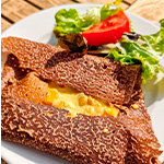 Galette salée garnie – Crêperie Les Deux Frères, Les Sablettes Galette de sarrasin garnie servie avec salade et tomate, Crêperie Les Deux Frères aux Sablettes