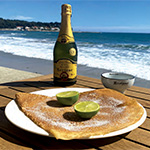 Crêpe sucrée en terrasse face à la mer – Crêperie Les Deux Frères, Les Sablettes Crêpe sucrée au citron servie en terrasse face à la mer avec une bouteille de cidre, Crêperie Les Deux Frères aux Sablettes