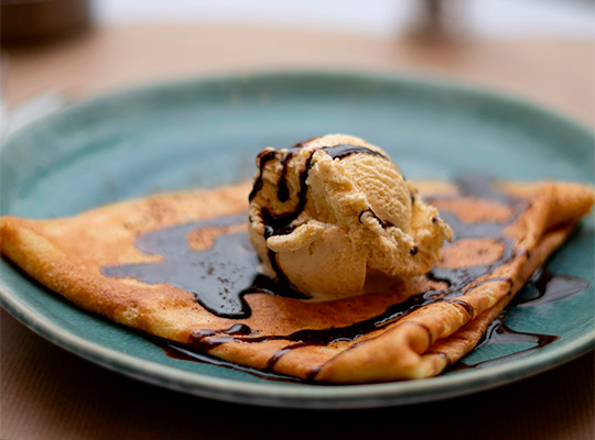 Crêpe au froment garnie d'une boule de glace et sauce chocolat, Crêperie Les Deux Frères aux Sablettes