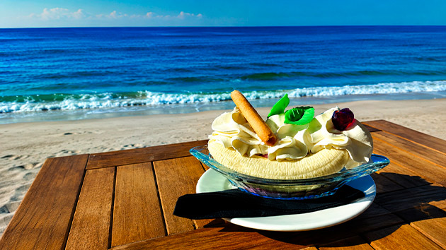Coupe glacée en terrasse face à la mer, Crêperie Les Deux Frères aux Sablettes, La Seyne-sur-Mer
