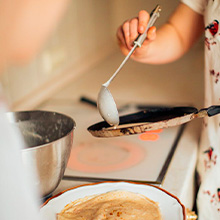 Préparation d'une crêpe à la louche sur billig, cuisine de la Crêperie Les Deux Frères à La Seyne-sur-Mer